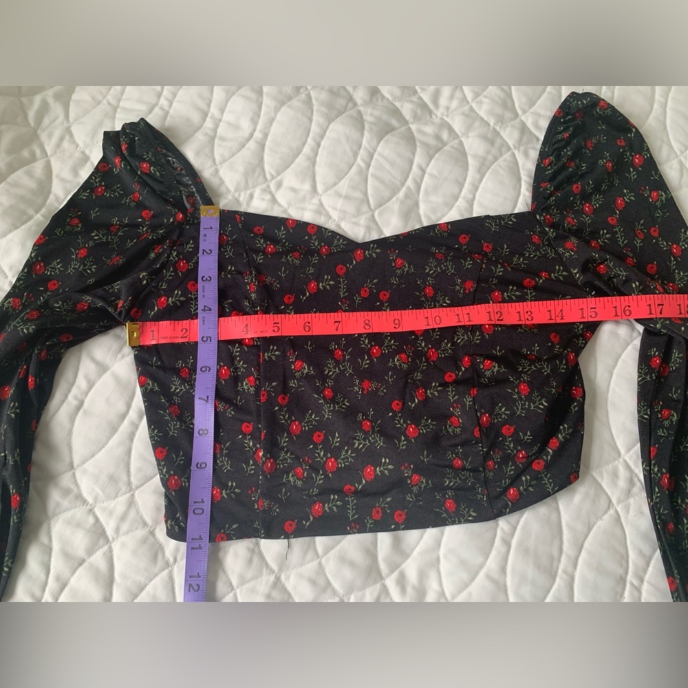#12 Sweetheart neck, little red roses crop top. Size M